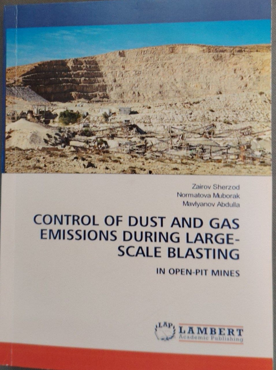 Control of dust and gas emissions during large-scale blasting